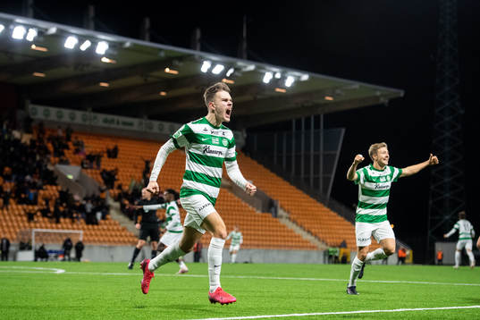 Västerås Dusan Jajic och Simon Gefvert jublar efter 1-1