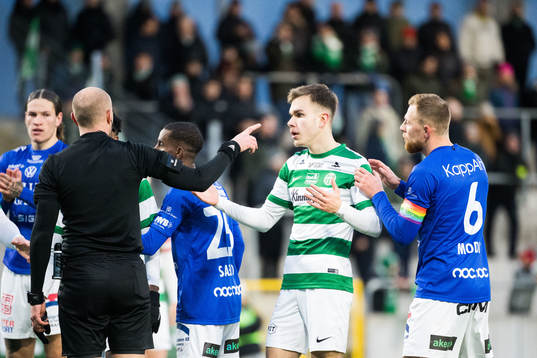 Domare Patrik Eriksson, Västerås Dusan Jajic och Trelleborgs Jesper Modig diskuterar