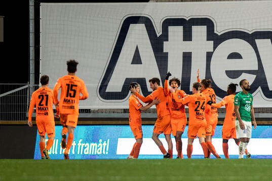 AFC Eskilstunas Robin Tihi jublar med lagkamrater efter 1-2