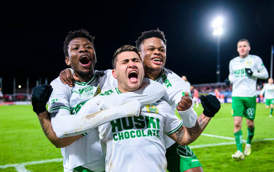 Hammarbys Paulinho jublar med lagkamrater efter han gjort 0-3