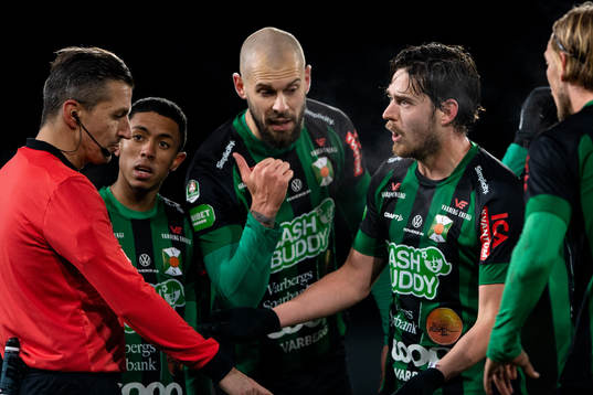 Varbergs Robin Simovic och Robin Tranberg i diskussion med