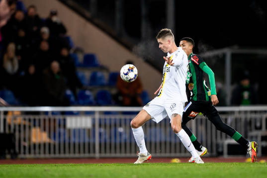 s Mikael Lustig och Varbergs Tashreeq Matthews