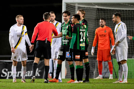 Varbergs Oliver Stanisic i diskussion med domare Bojan