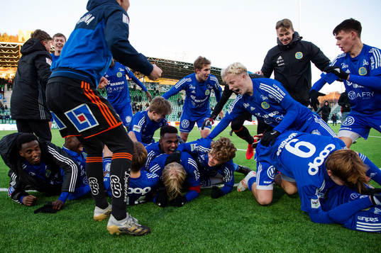 Sundsvalls spelare jublar och firar segern