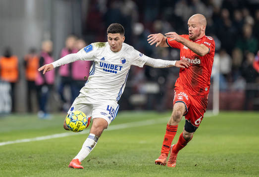 Köpenhamns Roony Bardghji och Århus Nicolai Poulsen under fotbollsmatchen i Superligan mellan Köpenhamn och Århus den 21 november 2021 i Köpenhamn