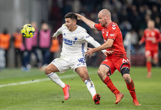  Köpenhamns Roony Bardghji och AGF:s Nicolai Poulsen under fotbollsmatchen i Superligan mellan Köpenhamn och Århus den 21 november 2021 i Köpenhamn