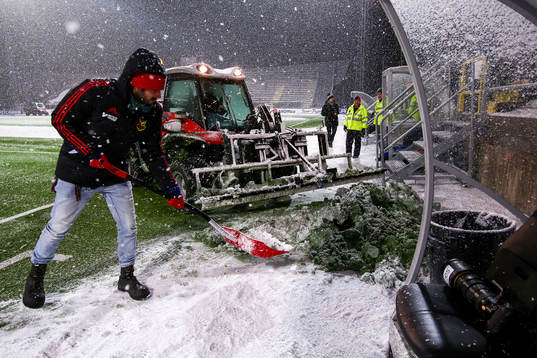 Planen skottas av traktor och funktionär