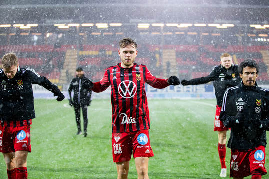 Östersunds Charlie Colkett värmer upp efter spelavbrott