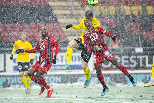 Mjällbys Jacob Bergström och Östersunds Samuel Mensiro