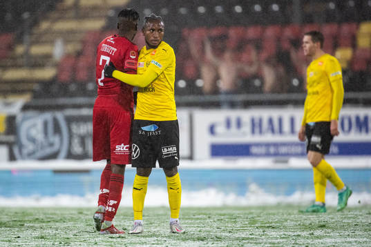Östersunds Blair Turgott  och Mjällbys Mamudu Moro