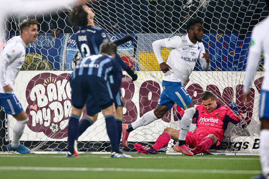 Djurgårdens målvakt Aleksandr Vasyutin faller in i målet