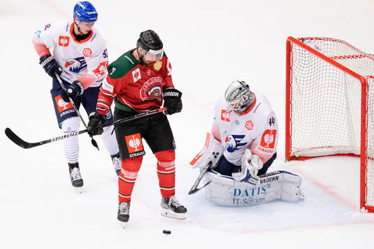 Jan Mursak of Frölunda and goalkeeper Dennis Endras of