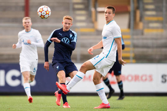 Hugo Larsson of Malmö FF and Evgenii Kim of Zenit