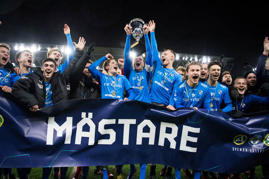 Halmstads lagkapten Alexander Berntsson lyfter pokalen och jublar med övriga spelare