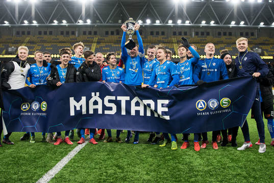 Halmstads lyfter pokalen och spelarna jublar