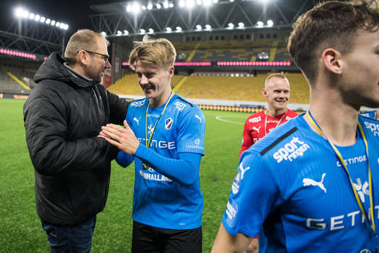 Halmstads tränare Magnus Haglund gratulerar U21 spelarna