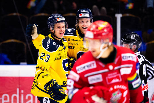 Södertäljes Albert Sjöberg och Brett Pollock jublar