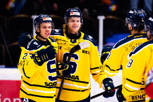 Södertäljes Albert Sjöberg och Brett Pollock jublar