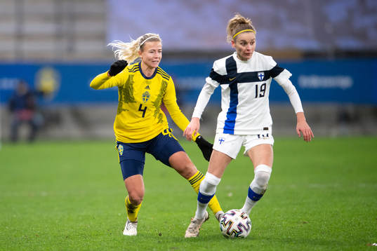 Hanna Glas of Sweden and Essi Sainio of Finland