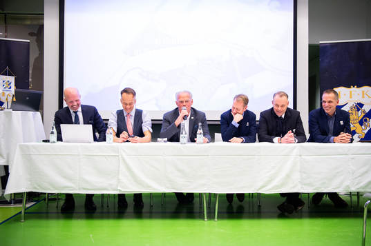 Sekreterare Peter Brandt, Ordförande Richard Berkling, mötesordförande Tage Christoffersson, styrelseledamot Fredrik Karlsson, styrelseledamot Anders Ovdahl och styrelseledamot Anders Almgren