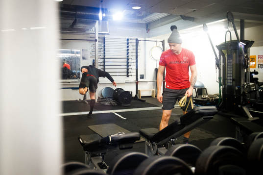 Örebros Joel Mustonen värmer upp