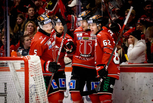 Örebros Emil Larsson gör 1-0 och jublar med Joel