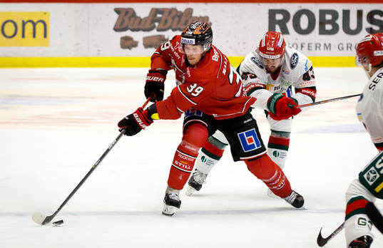 Örebros Joel Mustonen och Frölundas Michael Spacek