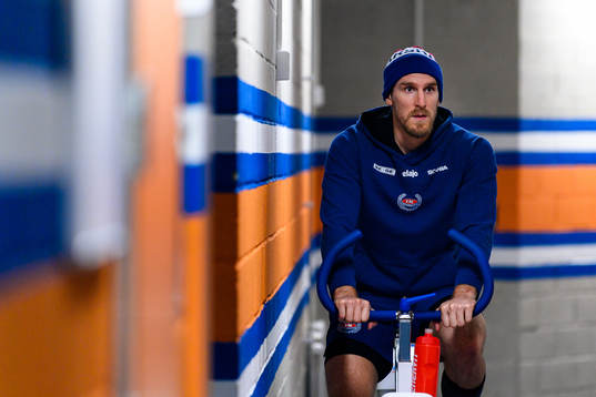 Oskarshamns Dale Weise värmer upp före ishockeymatchen i