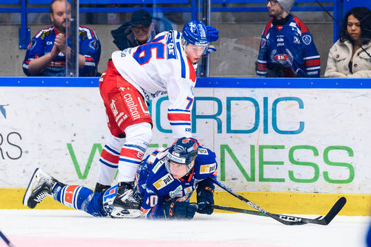 Oskarshamns Emil Martinsen Lilleberg tacklar Växjös