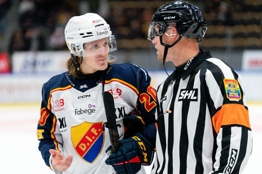 Djurgårdens Marcus Sörensen pratar med domarna