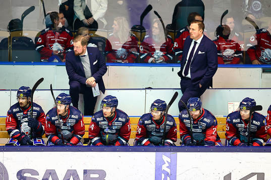 Linköpings bås med tränare Klas Östman och assisterande