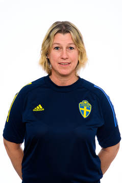 Tränare Anna Stoltze i F16-landslaget poserar för porträtt den 26 november 2021 i Stockholm. 