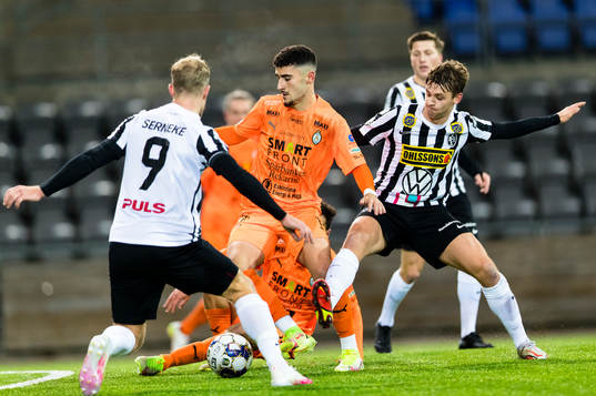AFC Eskilstunas Ismet Lushaku i kamp om bollen med