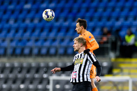 AFC Eskilstunas Viktor Fors når högst i en nickduell med