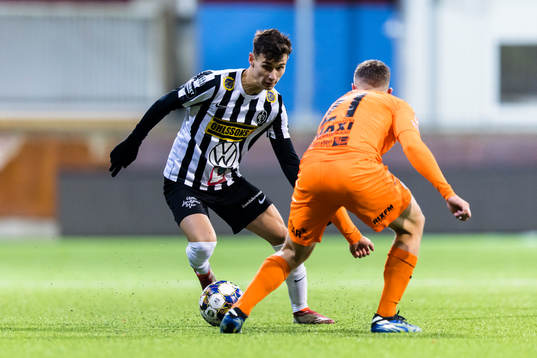 Landskronas Camil Jebara i kamp om bollen med AFC