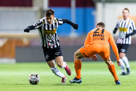 Landskronas Camil Jebara i kamp om bollen med AFC