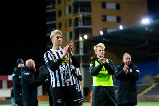 Landskronas spelare med Viktor Wihlstrand (närmast i bild) tackar supportarna
