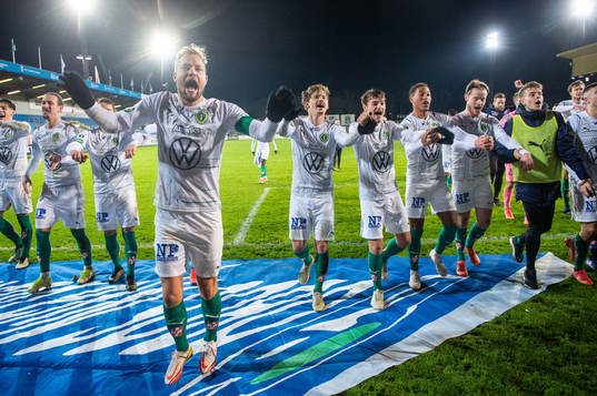 Jönköpings Sebastian Crona jublar med lagkamrater