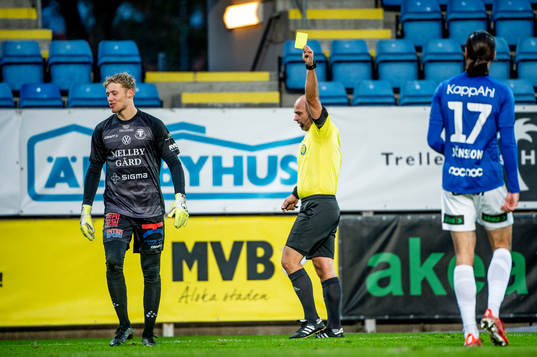 Domare Robert Daradic ger Trelleborgs målvakt Kasper Thiesson Kristensen gult kort