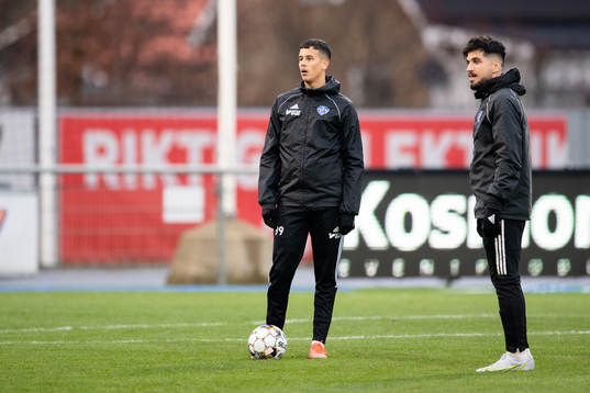 Falkenbergs Elliot Hintsa och Mahmut Özen före fotbollsmatchen i Superettan mellan Falkenberg och Brage den 27 november 2021 i Falkenberg. 
