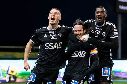 Brages Leonard Pllana,  Robbin Sellin och Adil Titi  jublar efter 0-1