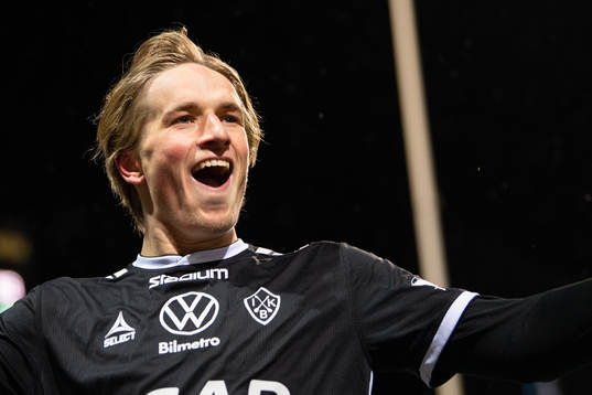Brages Douglas Karlberg jublar efter 1-2