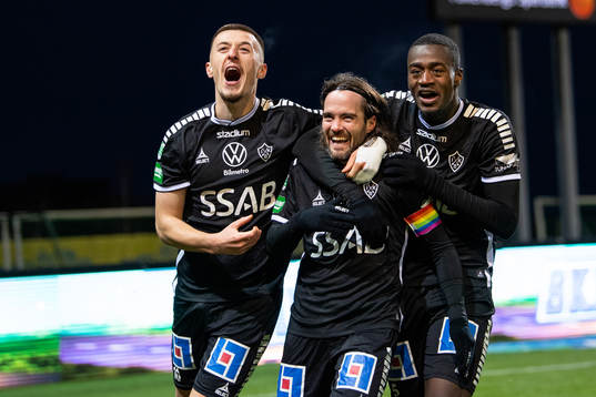 Brages Leonard Pllana, Robbin Sellin och Adil Titi jublar efter 0-1
