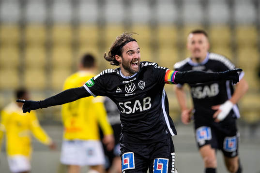 Brages Robbin Sellin jublar efter 0-1