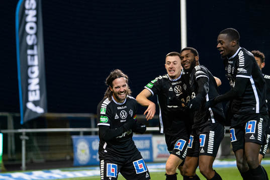 Brages spelare jublar efter 0-1 av Robbin Sellin
