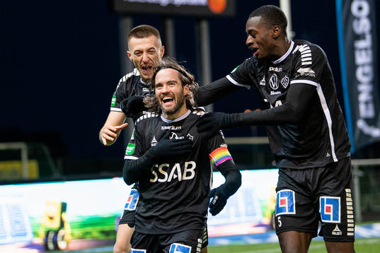 Brages Robbin Sellin jublar efter 0-1 med Leonard Pllana och Adil Titi