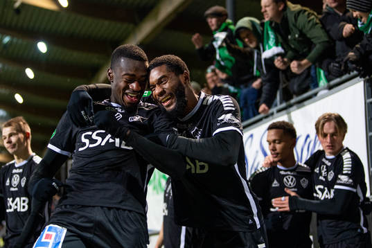Brages Adil Titi och Moses Makasi jublar