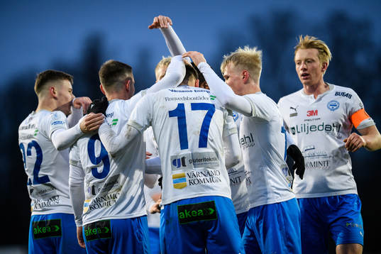 Värnamos spelare jublar efter 1-0 av Oscar Uddenäs