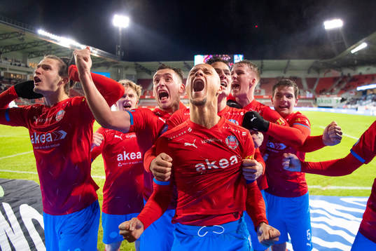 Helsingborgs Anthony van den Hurk (m) jublar med lagkamrater efter sitt 2-2 mål som tar Helsingborg till Allsvenskt kval