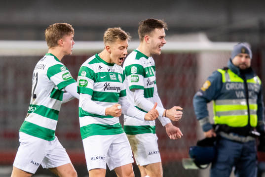 Västerås Dusan Jajic, Daniel Hermansson och Simon Gefvert jublar när dom följer slutet på en avgörande match på mobilen, Västerås undviker negativt kval till följ